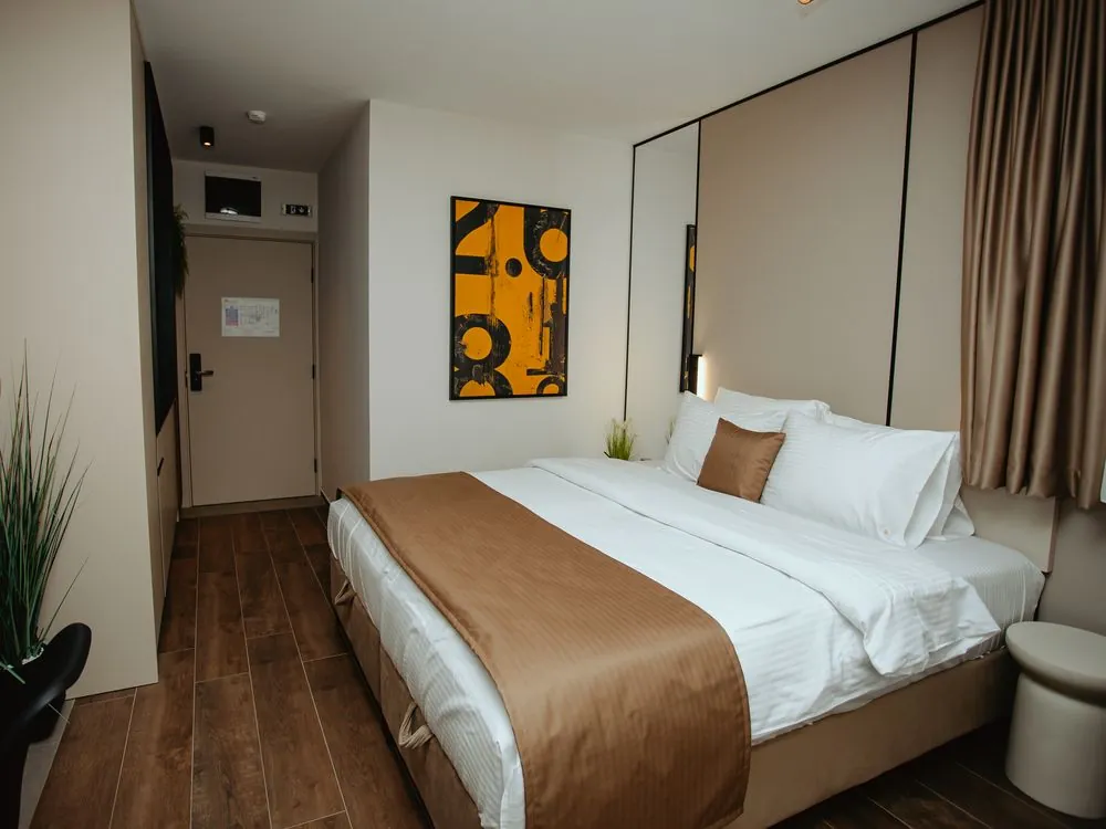 Double studio, view from the entrance towards the bed