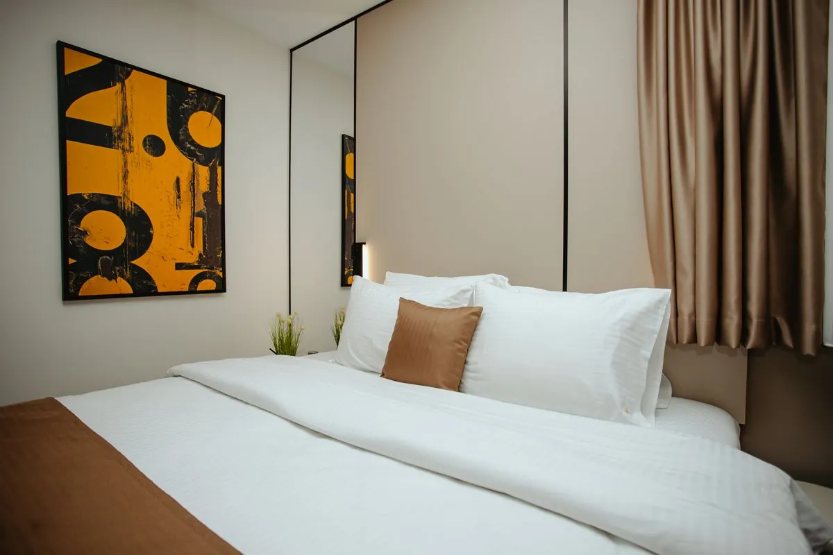 Double bed with a painting above the headboard