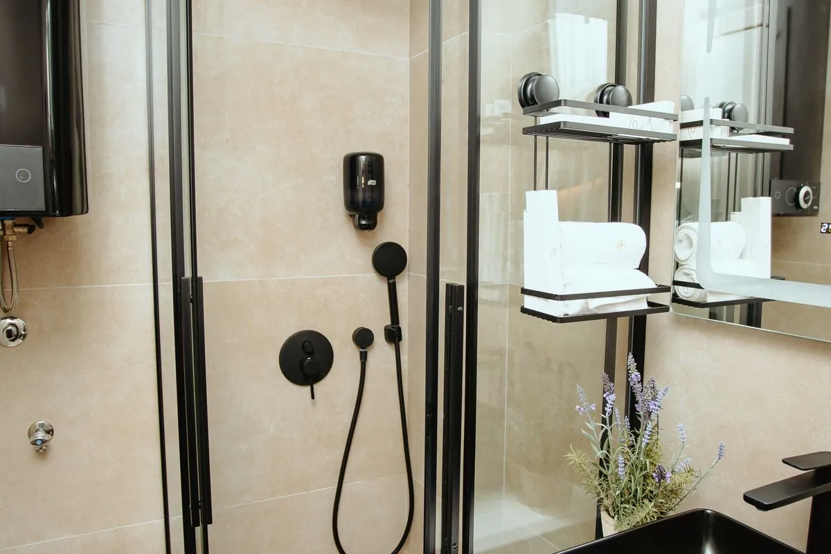 Bathroom with shower and washbasin