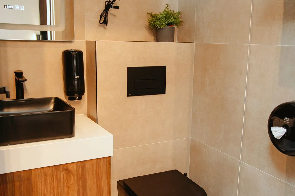 Bathroom, washbasin with mirror, hairdryer and towels