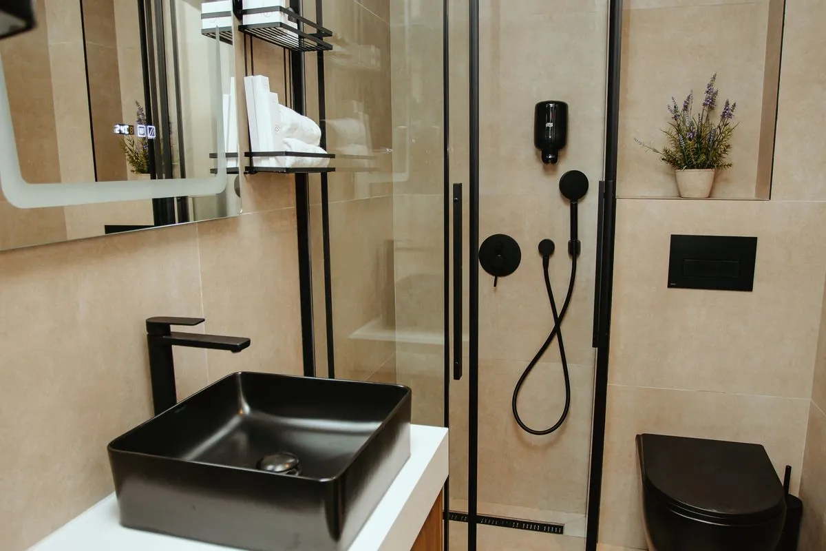 Kupatilo, lavabo sa ogledalom i tuš kabina