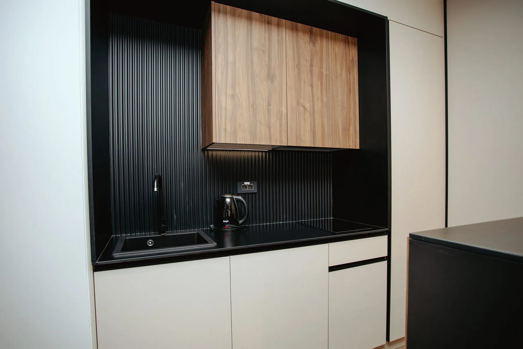 Kitchen area with a sink and hob
