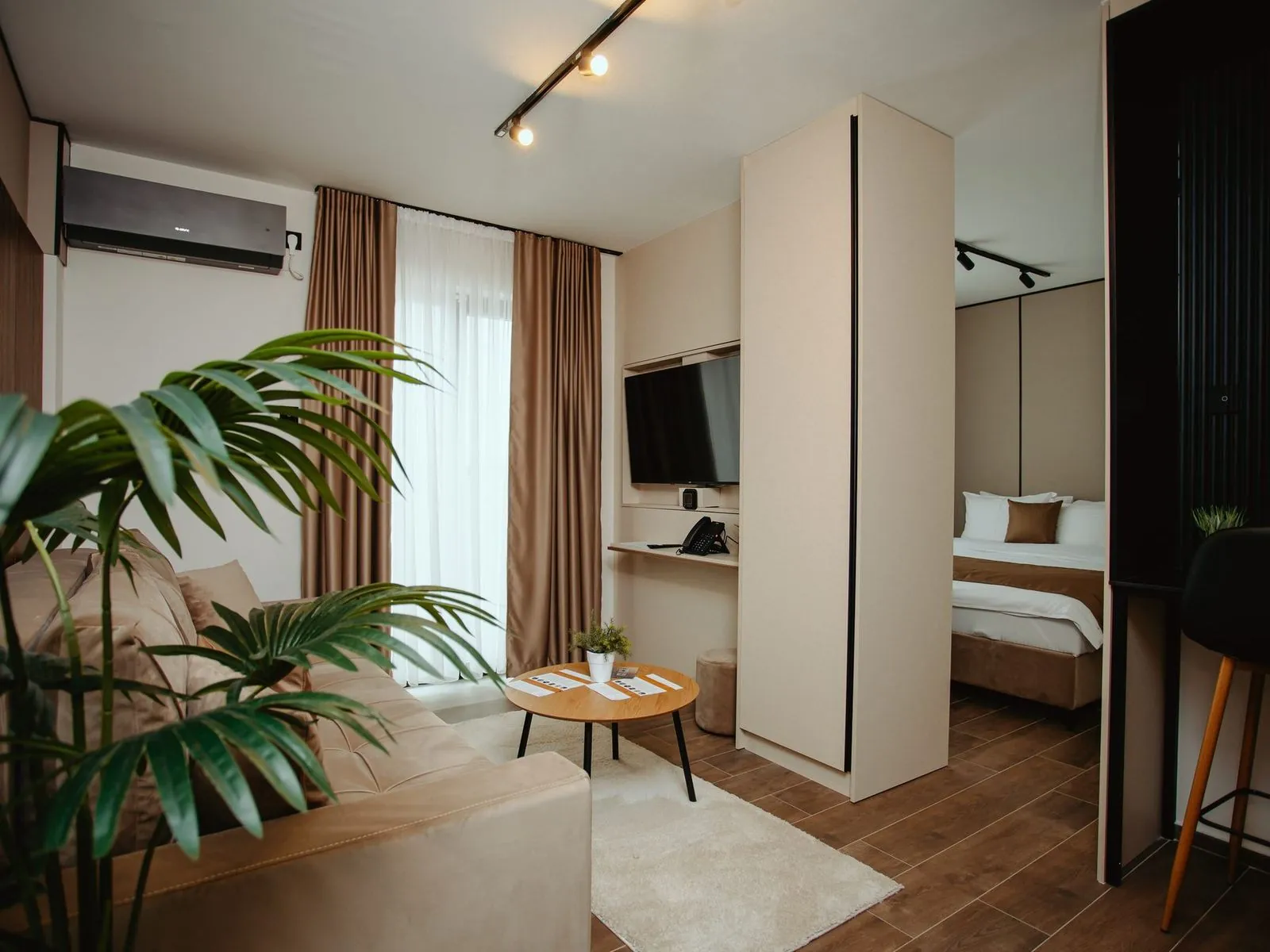 Studio apartman sa dnevnim delom i krevetom iza pregrade
