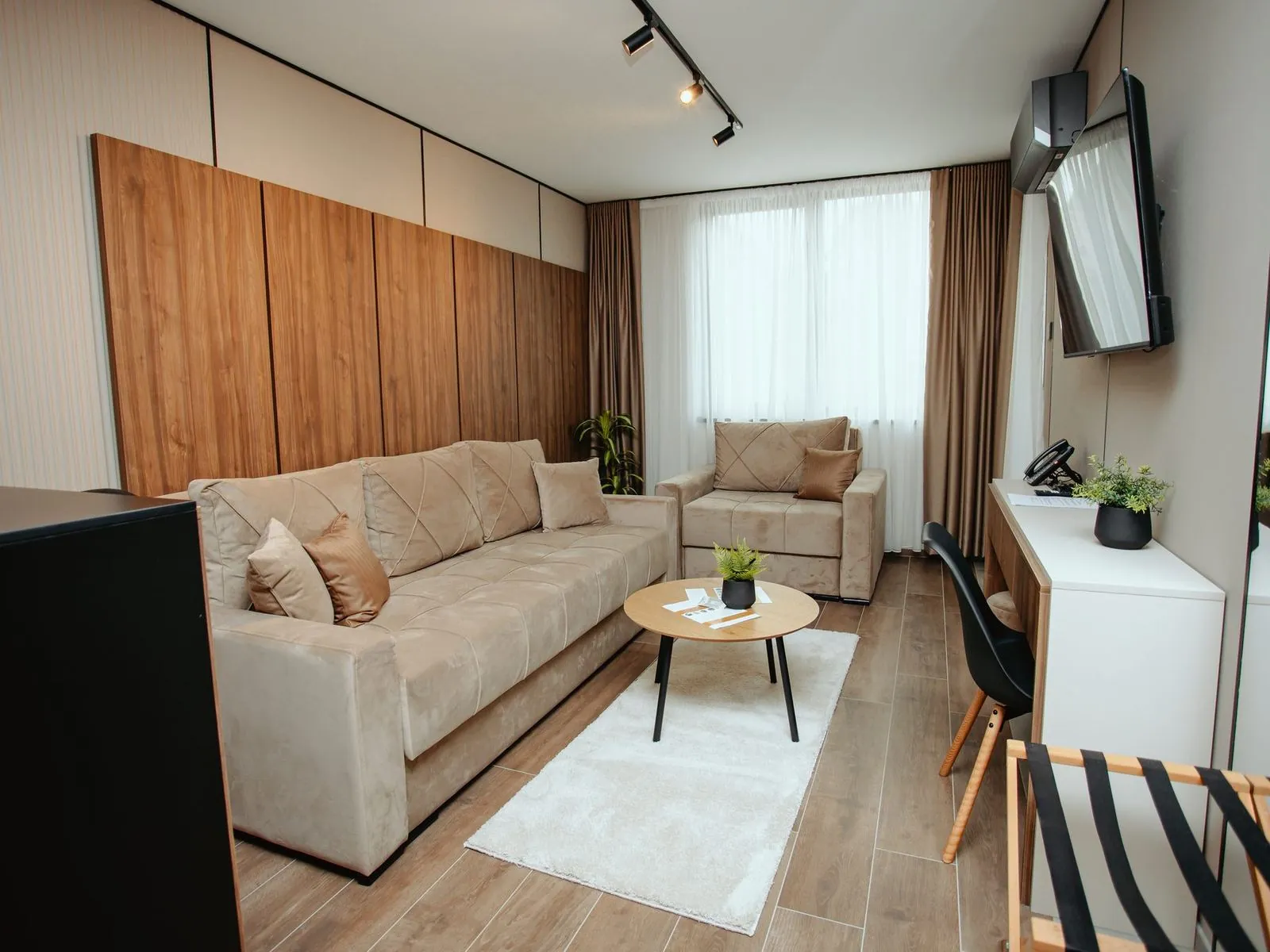 Superior apartman sa trosedom, foteljom i zidom u drvetu