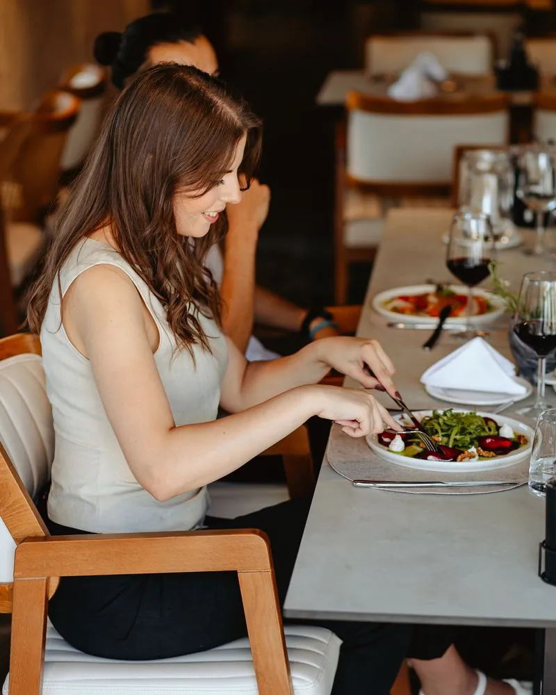Gošća za stolom u sali restorana